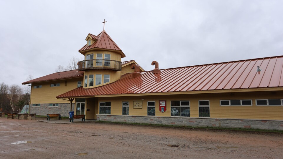 Un pavillon d'un camp d'été au printemps.
