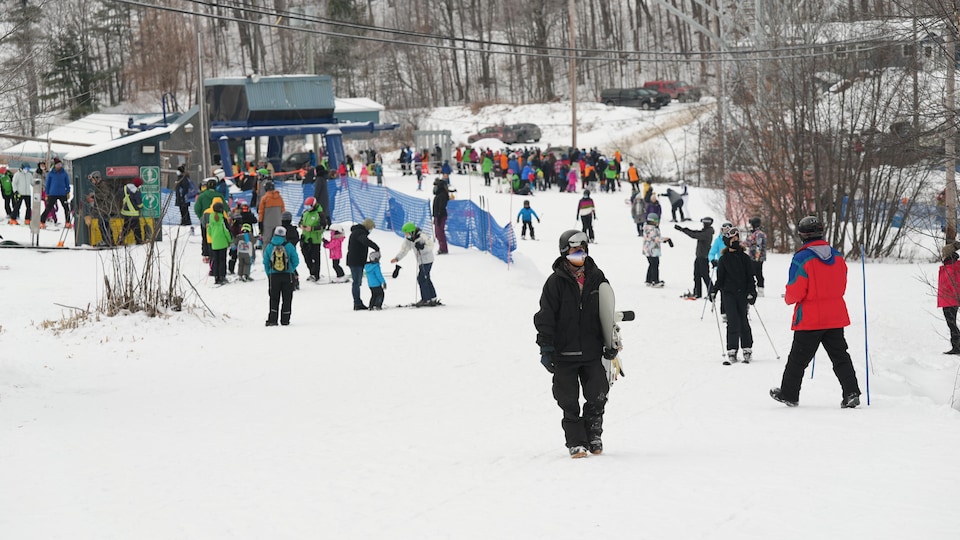 Des gens à une station de ski.