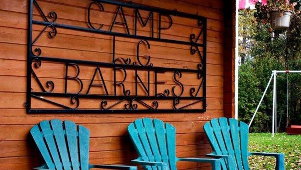 Une structure en fer formant les lettres camp L.G. Barnes.