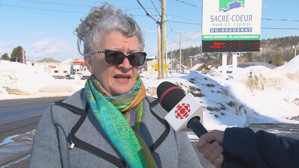 La mairesse Lise Boulianne en entrevue à l'extérieur.