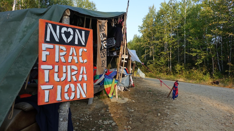  Des opposants au développement de l'industrie pétrolière et gazière en Gaspésie ont érigé en août le camp de la rivière près du puits Galt, dans le secteur de Murdochville.