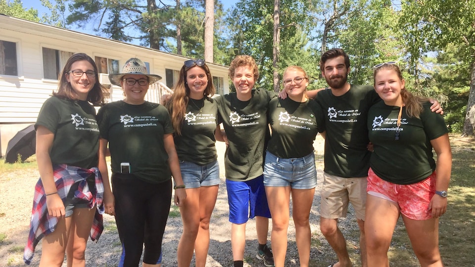 De jeunes hommes et femmes qui sourient