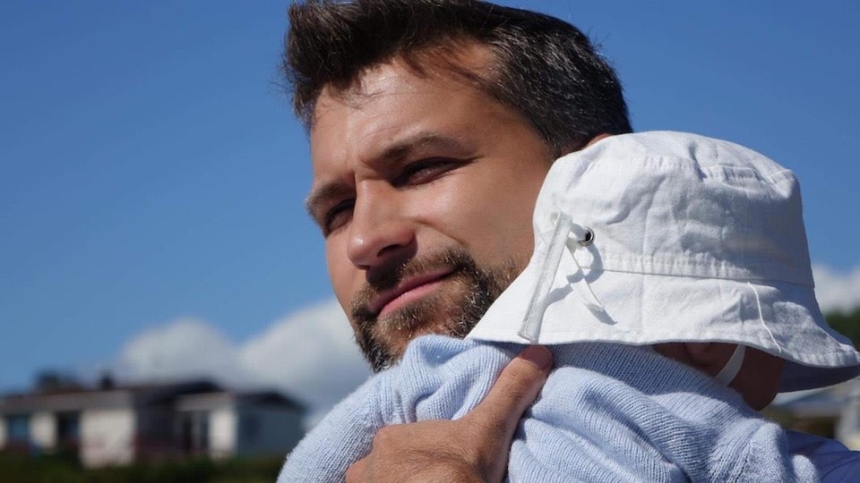 Gabriel Nadeau-Dubois tient la petite Hélène dans ses bras.