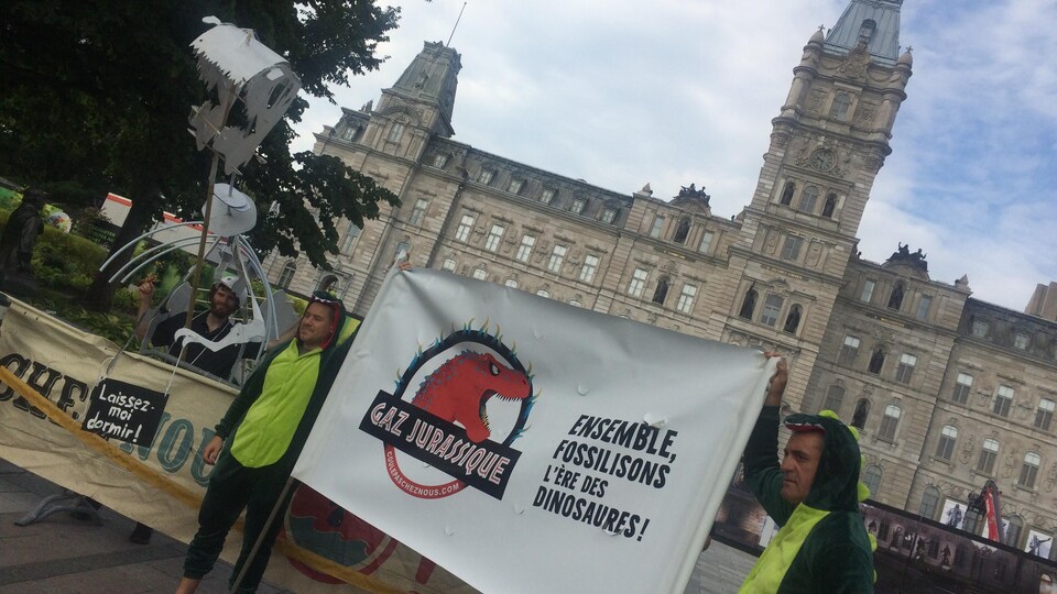 Des militants de la fondation « Coule pas chez nous » devant l'Assemblée nationale