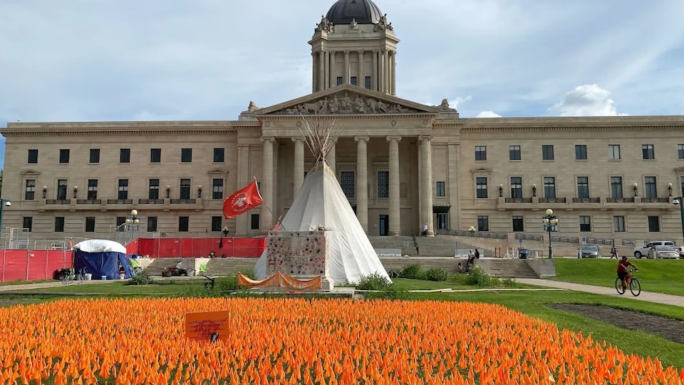 Un tipi devant le Palais législatif du Manitoba à Winnipeg, le 17 août 2022. 