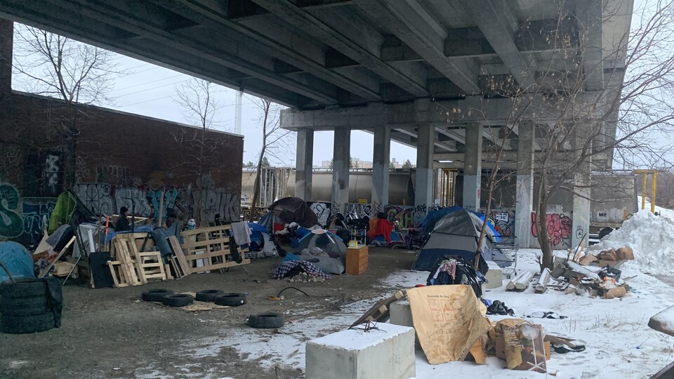 Campement sous le pont Joffre.