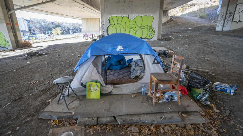 Une tente sous l'autoroute.