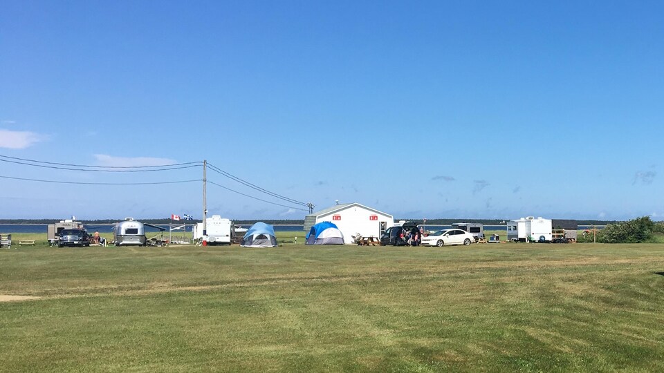 Le camping Arc-en-ciel est situé en bord de mer, à Petit-Shippagan, sur l'île Lamèque.