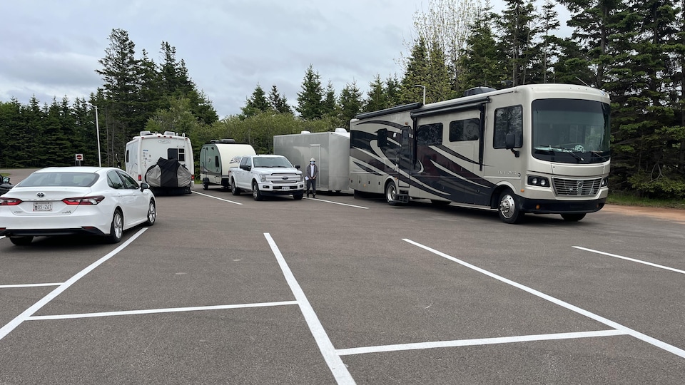 Trois véhicules récréatifs, plus ou moins grands sont stationnés à l'entrée du terrain de camping de Cavendish.