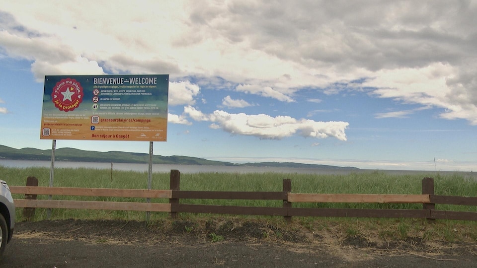 Les abords clôturés de la plage de Haldimand. Une affiche mentionne les règlements en détails.