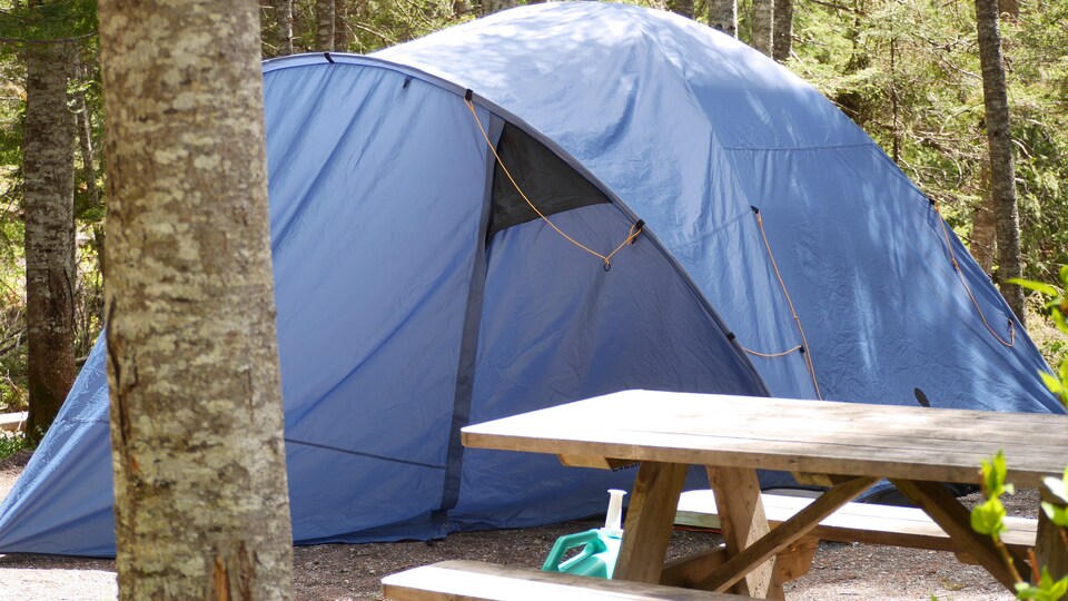 Une tente dans un terrain de camping.