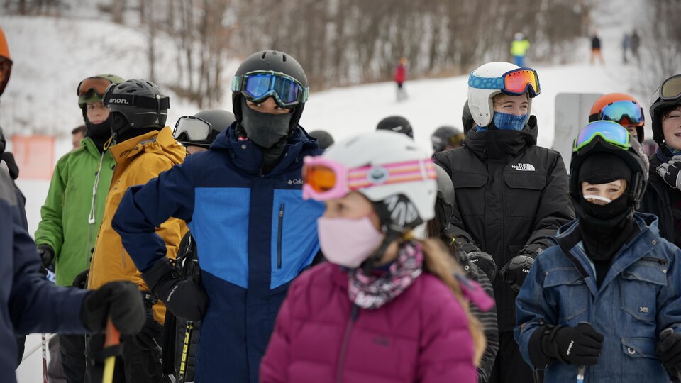 Des skieurs au Camp Fortune, en Outaouais.