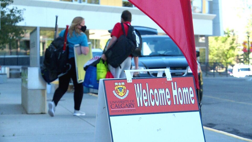 Un panneau sur le campus de l'Université de Calgary souhaitant la bienvenue aux étudiants.