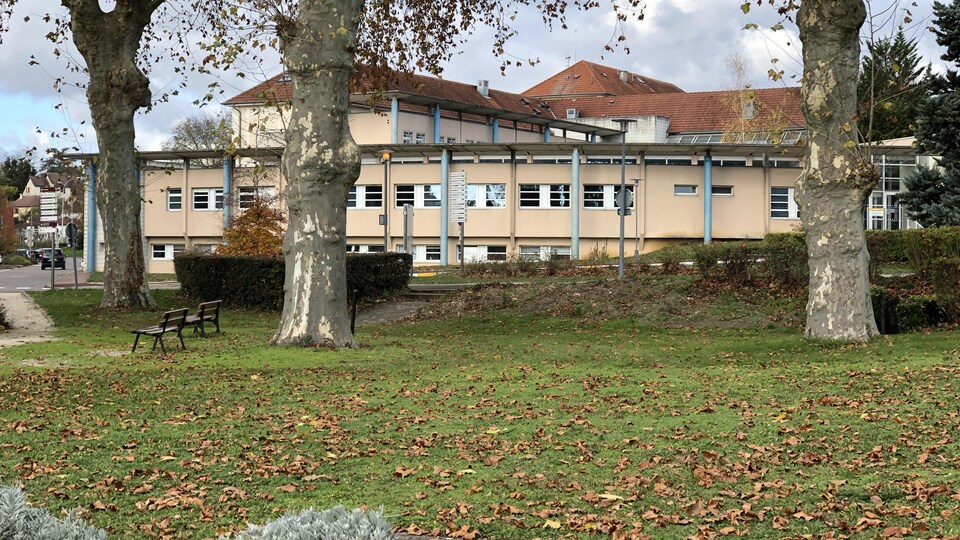 Un vaste parc borde le pavillon.