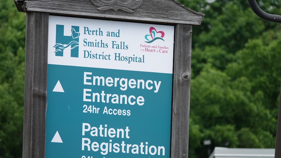Une affiche devant l'Hôpital de Perth indique que l'urgence est normalement ouverte 24 heures sur 24.