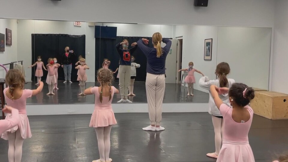 Une classe de petites filles qui font du ballet.