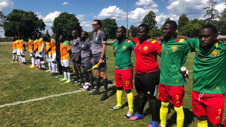 Des joueurs et des arbitres font face à la foule.