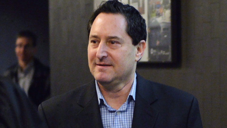 M. Applebaum sourit légèrement en marchant dans les corridors du palais de justice.