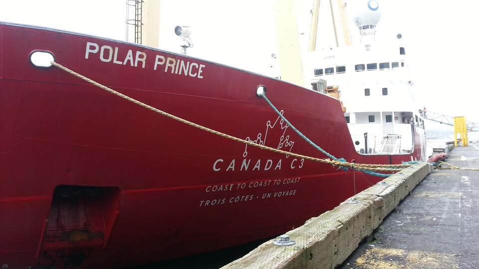 Un bateau rouge près d'un quai