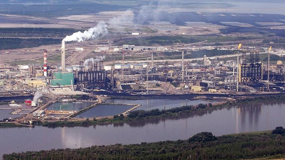 L'installation minière de Suncor le long de la rivière Athabasca.