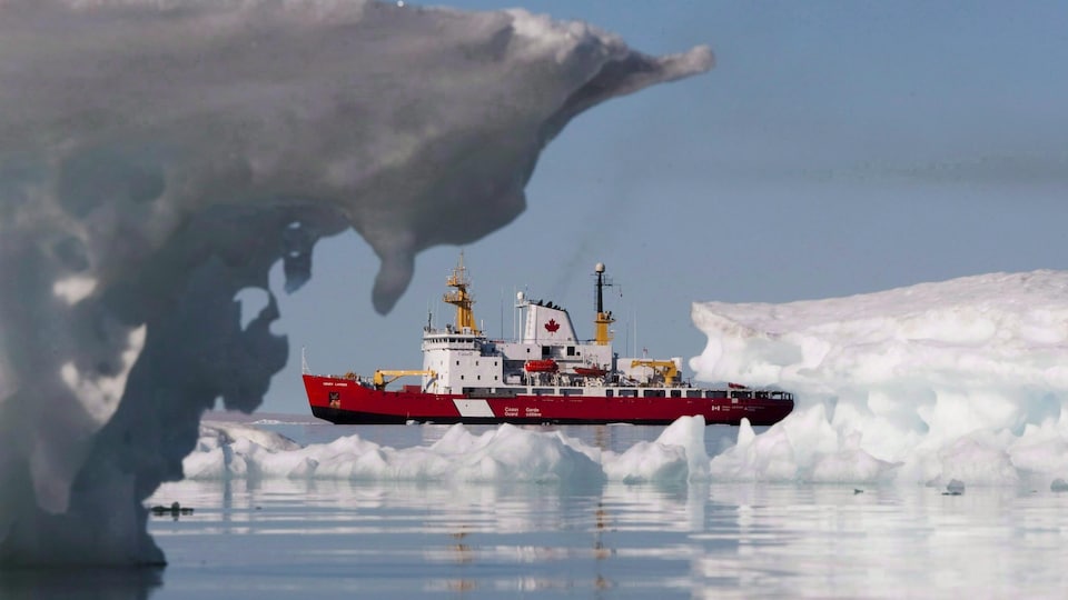 Le brise-glace moyen de la Garde côtière canadienne Henry Larsen à Allen Bay.