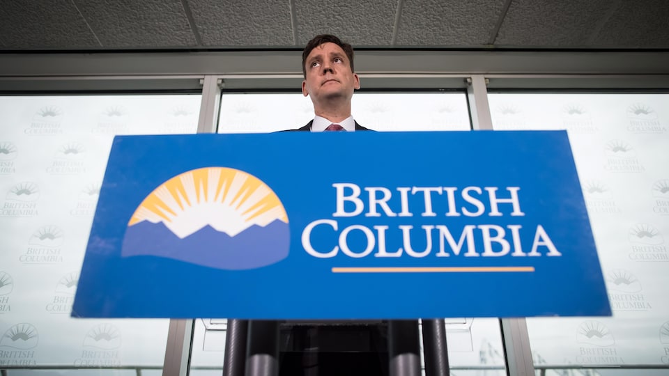 Le procureur général de Colombie-Britannique David Eby devant un lutrin.