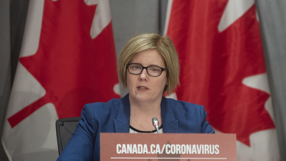 Elle participe à une conférence de presse.