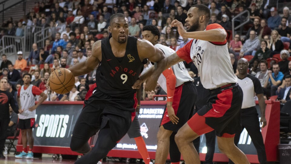 Deux joueurs sur un terrain de basketball.