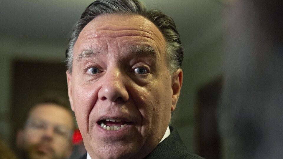 Gros plan sur le visage surpris de François Legault.