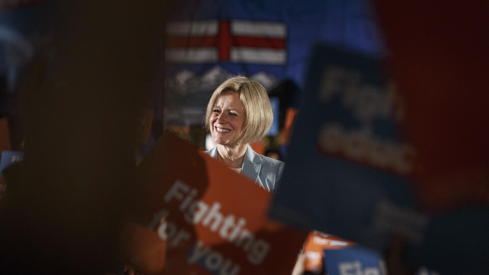 Rachel Notleydevant une foule à Edmonton.