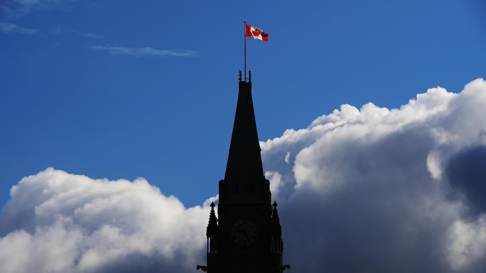 Le drapeau canadien flotte sur la tour de la Paix, sur la colline du Parlement à Ottawa.