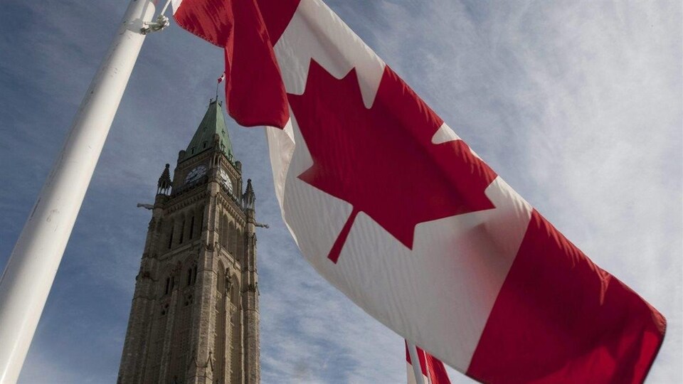 La tour de la Paix à Ottawa se découpe sur le ciel.