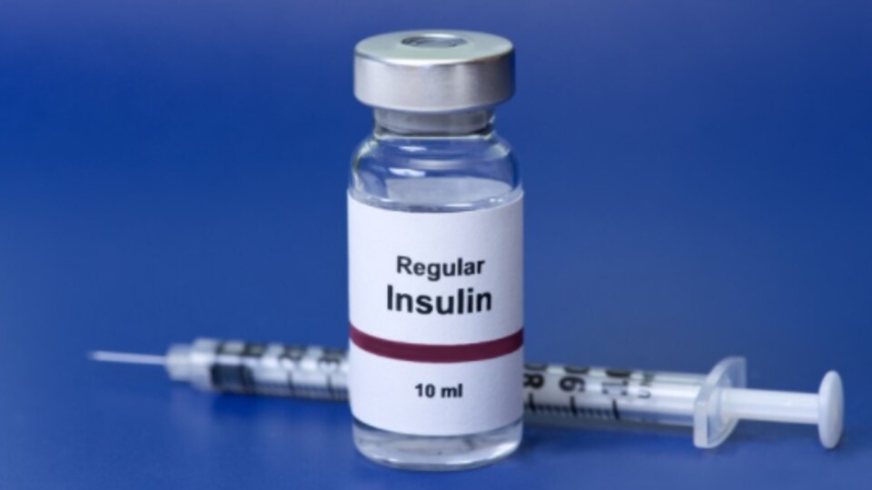 Un flacon d'insuline et une seringue. 