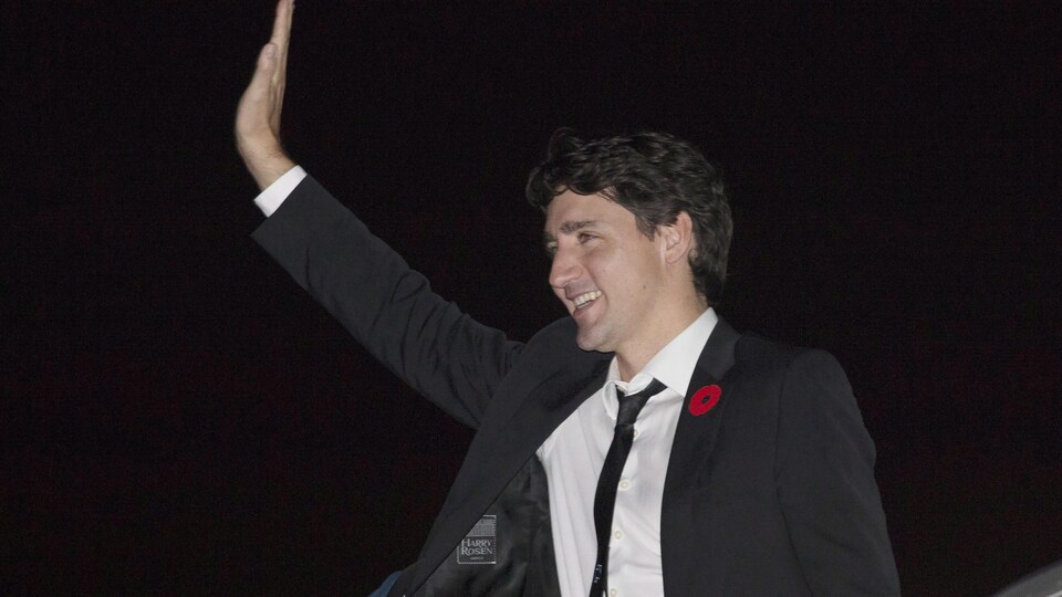 Le premier ministre canadien Justin Trudeau envoie la main avant de monter dans son avion.