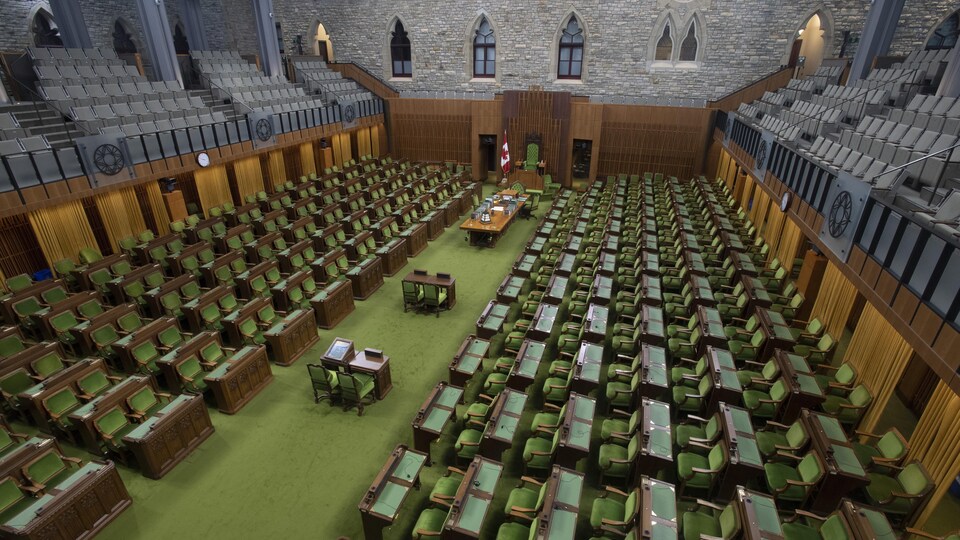 Non Respect Des Regles Sanitaires Des Plexiglas Installes Dans La Chambre Des Communes Radio Canada Ca