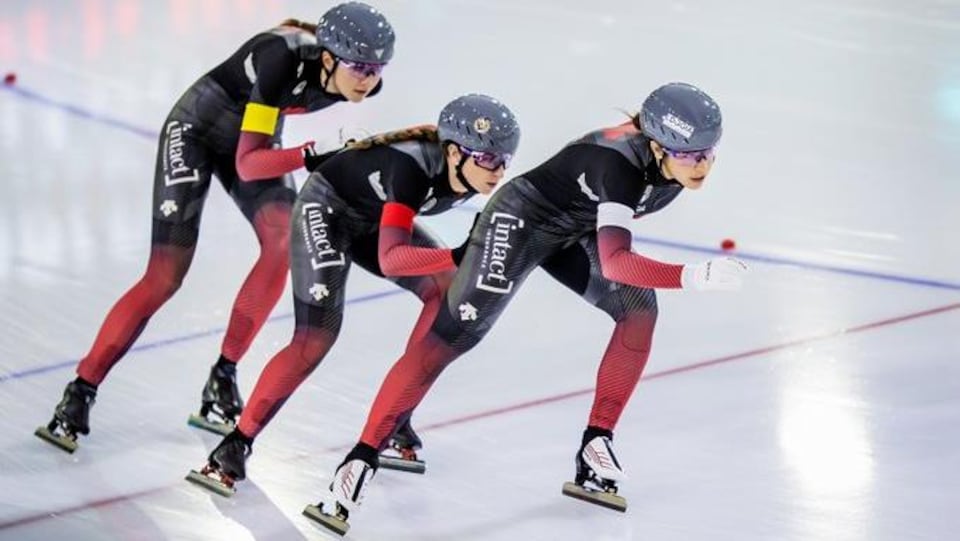 Trois patineuses de vitesse pendant une compétition