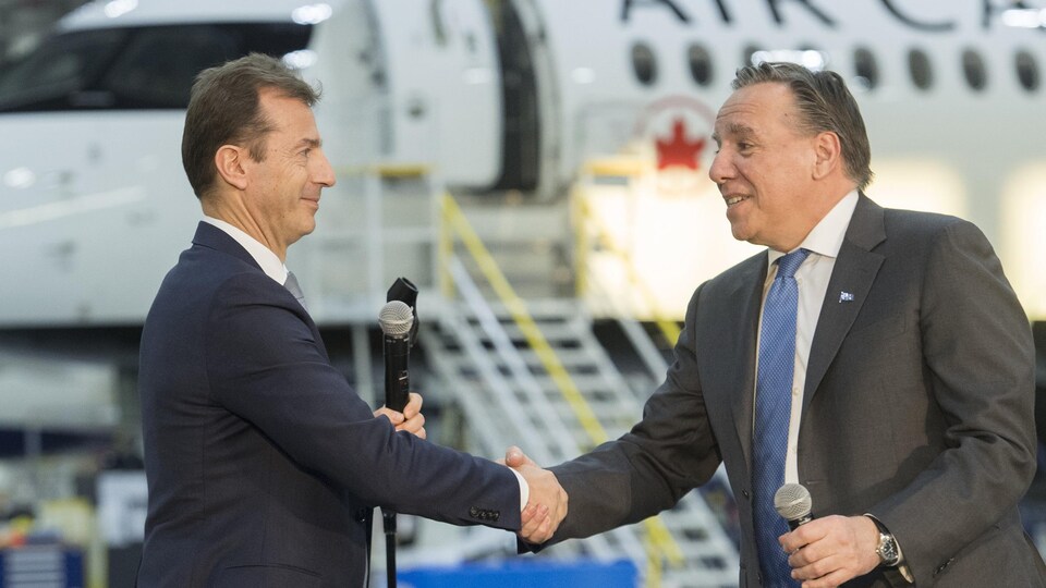 Le premier ministre du Québec François Legault et le PDG d'Airbus, Guillaume Faury à l'usine d'assemblage de l'A220 à Mirabel