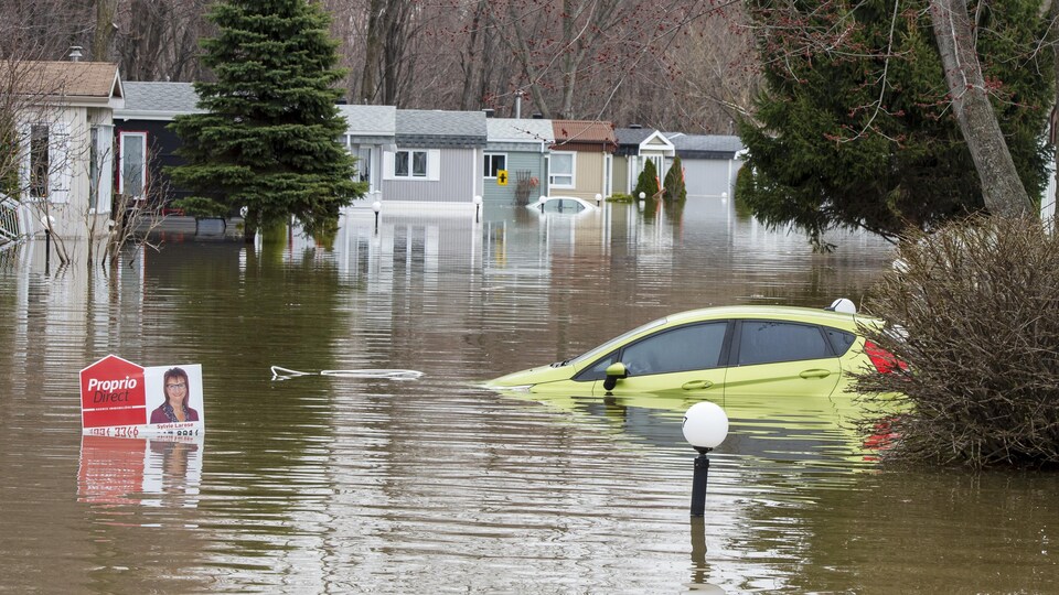 Un quartier inondé à Ste-Marthe-sur-la-Lac