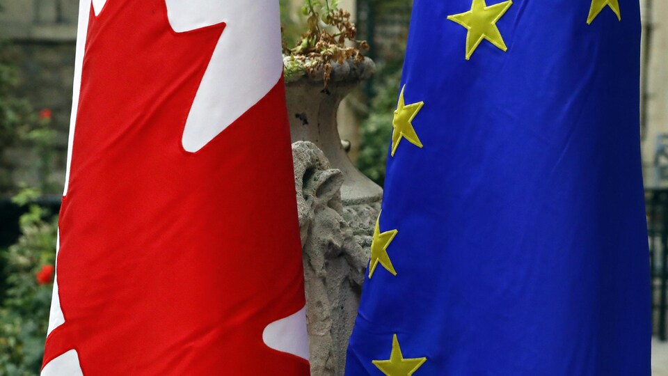Les drapeaux du Canada et de l'Union européenne côte à côte.