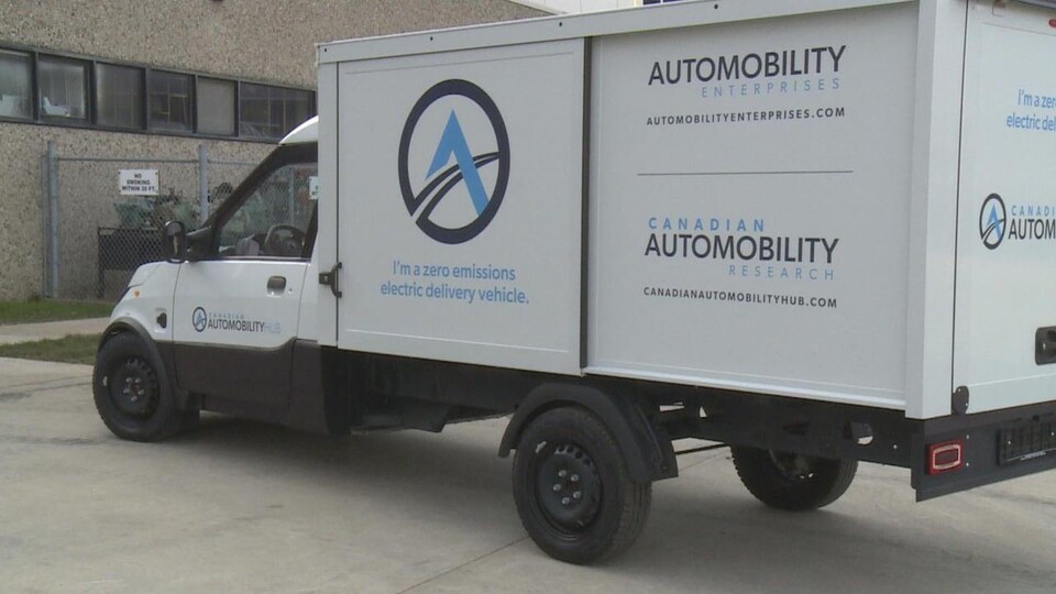 Un camion blanc décoré aux couleurs du Canadian Automobility Hub.