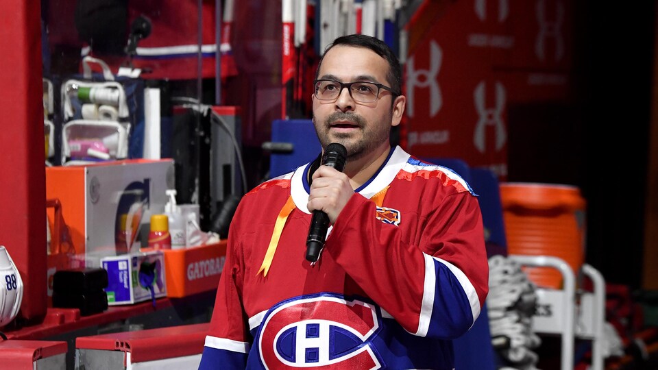 Pakesso Mukash chantant l'hymne national au Centre Bell.