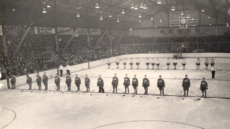 Photo d'archives démontrant les alignements de l'équipe d'hockey des Éclairs de Rouyn et des Canadiens de Montréal, lors d'un march disputé en 1952 au Forum de Rouyn.