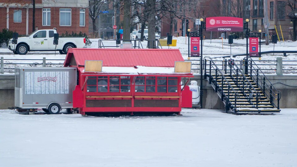 Petite structure rouge avec logo «Beavertails» sur la glace du canal Rideau.