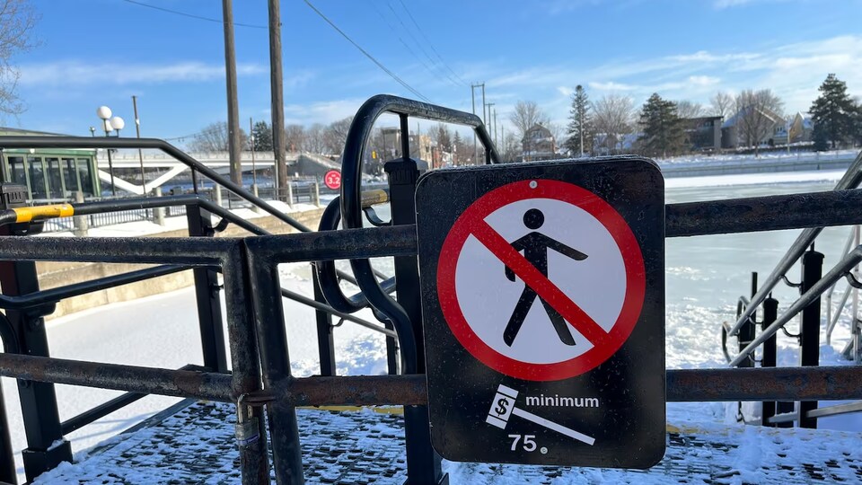 Un panneau indiquant de ne pas se rendre sur le canal Rideau, en hiver.