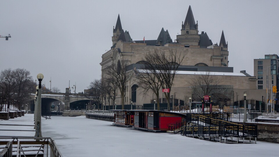 Une partie du canal Rideau gelé, mais sans patineur.