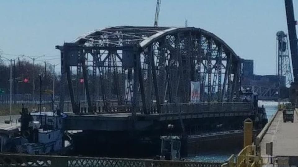 Le pont Forks Road est déposé sur une structure flottante pour être remorqué sur les eaux.