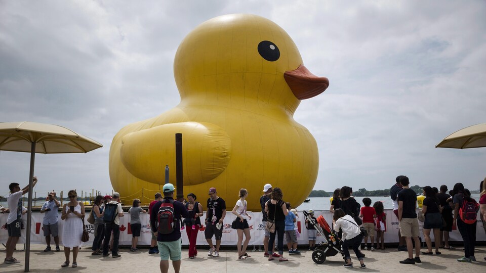 Un canard gonflable haut de 6 étages revient à Toronto RadioCanada.ca