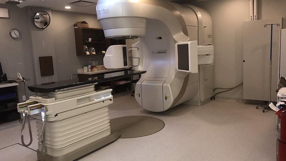 Une machine de radiothérapie dans une salle d'un hôpital.
