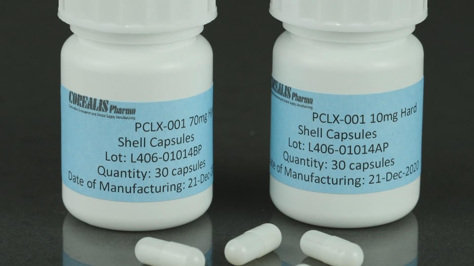 Deux flacons du médicament PCLX-001 avec trois gélules sur une table.