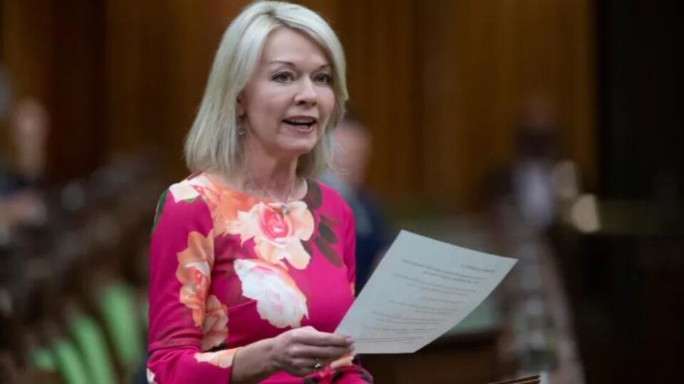 Candice Bergen lit un discours à la Chambre des communes à Ottawa.
